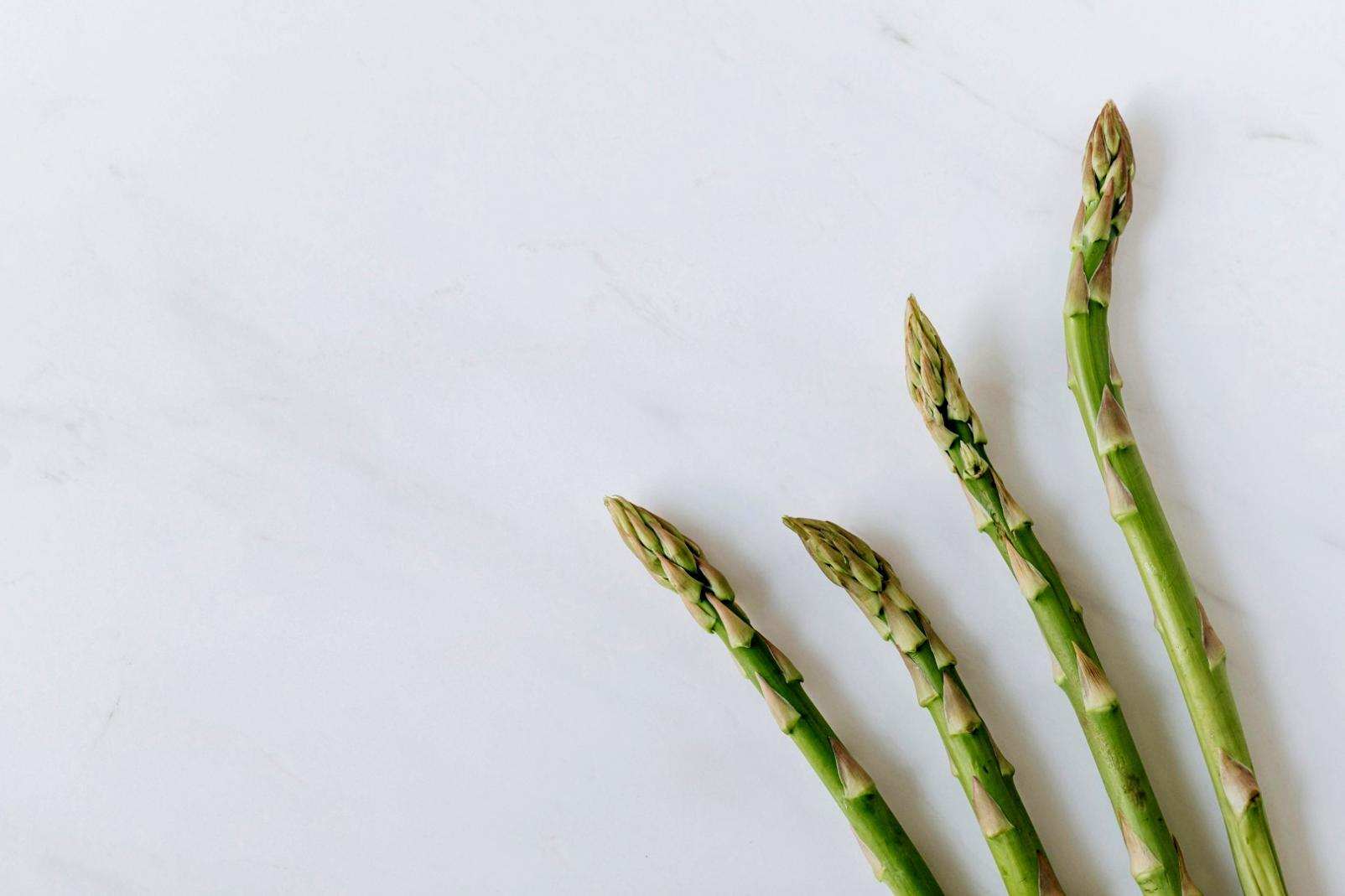 Moderne Kochutensilien und frische Zutaten