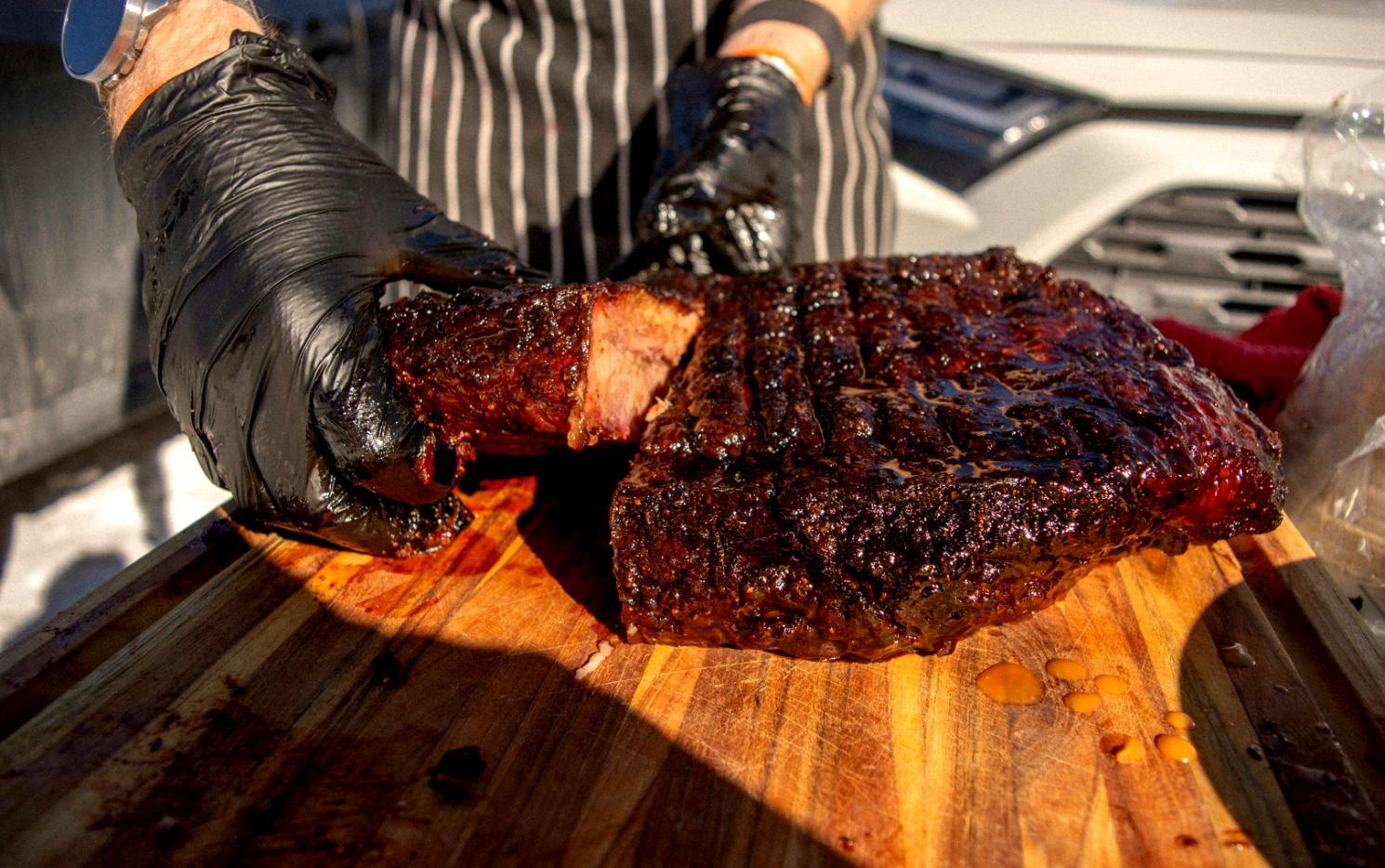 Frisches Gemüse und Kochutensilien für pflanzliche Küche